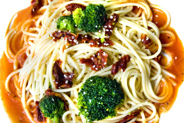 Spaghetti con tomates secos y brocoli